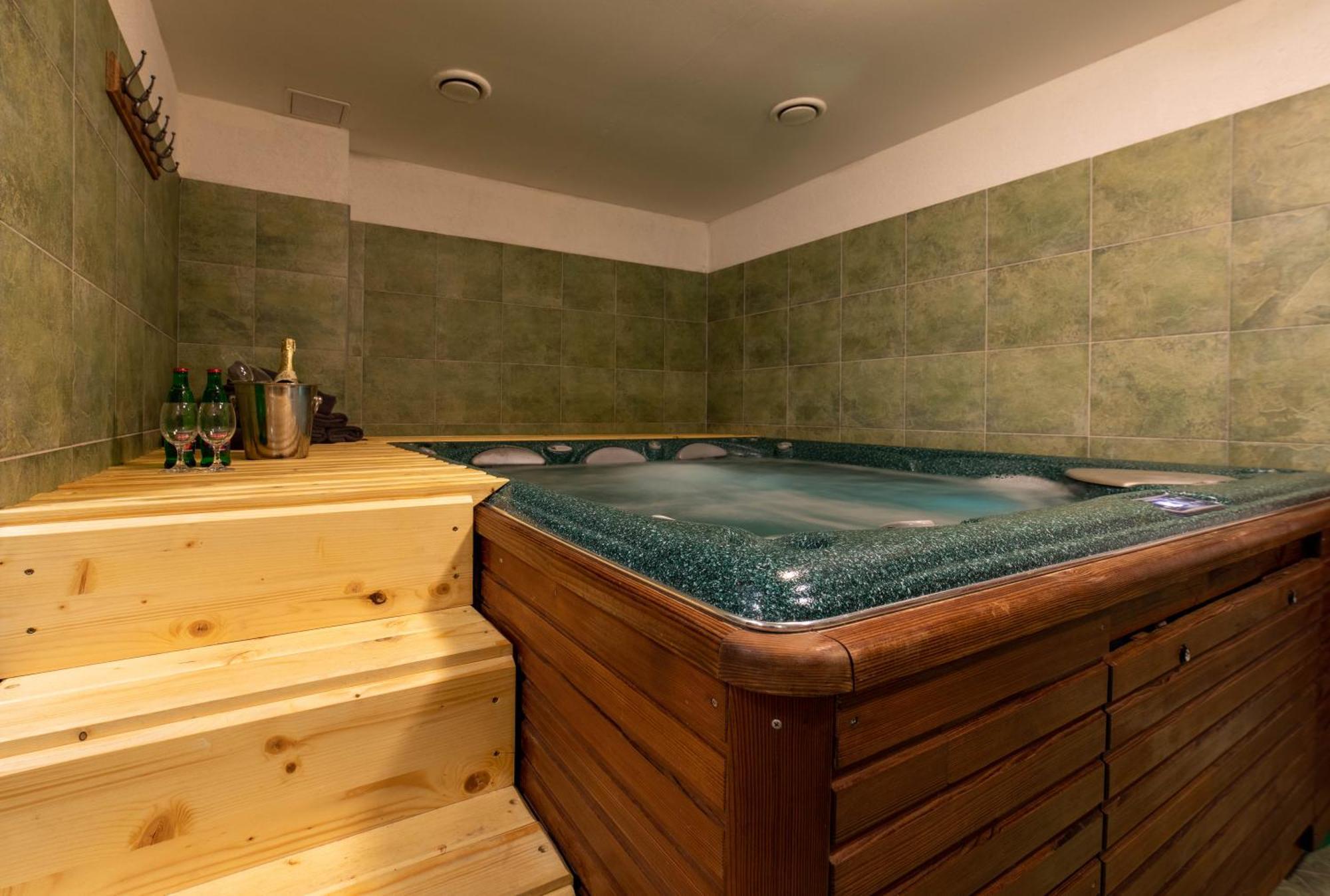 Hotel Liptov Holiday *** Liptovský Trnovec Exteriör bild