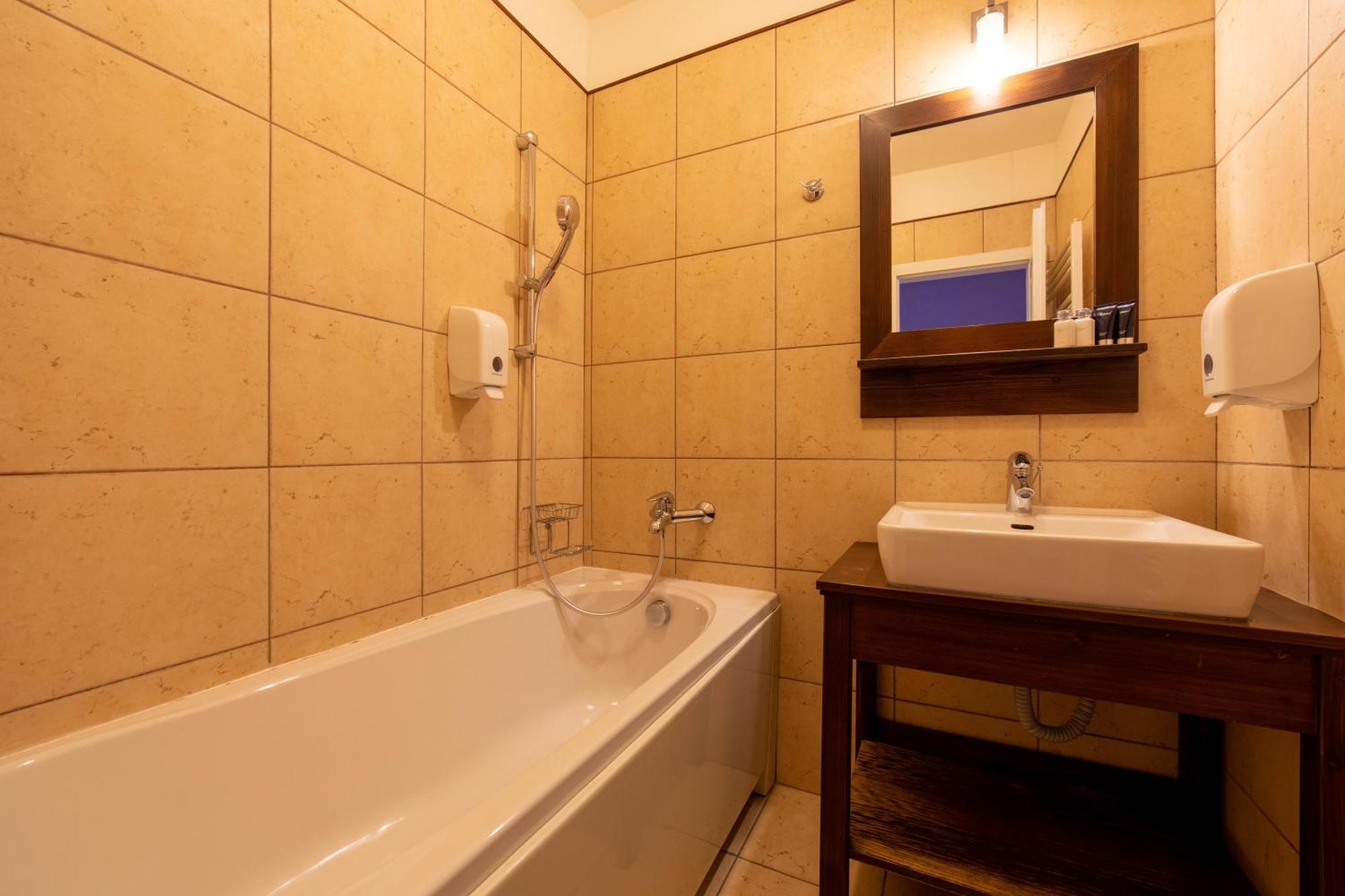 Hotel Liptov Holiday *** Liptovský Trnovec Exteriör bild